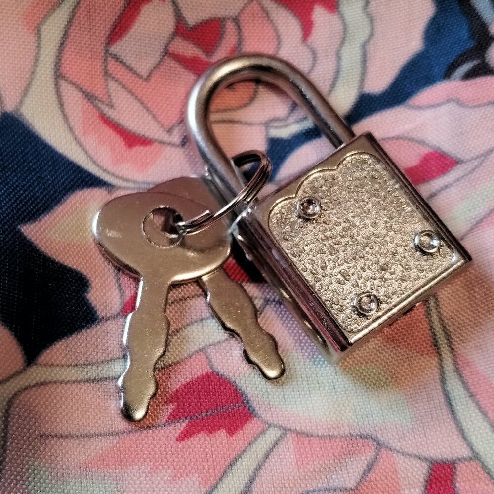 Floral Scarf and Lock and Key Set - Picture 3 of 4